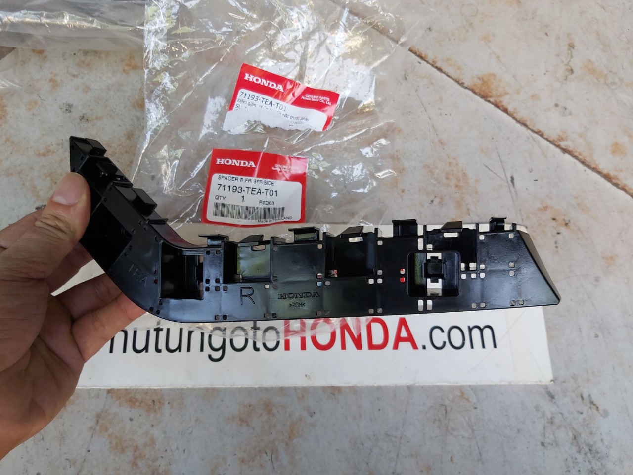 Cá cài ba đờ sốc trước xe honda Civic 2018 được sử dụng cho xe Honda CIVIC. ✅Nhập khẩu chính hãng✅Giá tốt nhất✅Cung cấp bởi Phụ tùng Honda An Việt - Phutungotohonda.com  Cá cài ba đờ sốc trước xe honda Civic 2018 (hay còn được gọi là cá cài cản trước) cài ngay ở chỗ ba đờ sốc có tác dụng giữ cố định cài ba đờ sốc của chúng ta vào trong chỗ khung xe để xe của chúng ta có thể vận hành và lưu thông tốt trên đường.   (Cá cài ba đờ sốc trước xe honda Civic 2018 - nguồn PhutungotoHonda.com) Tuy nhiên trong quá trình lưu thông, thì Cá cài ba đờ sốc trước có thể bị hư hỏng. Khi đó chúng ta cần thay thế và sửa chữa Cá cài ba đờ sốc trước kịp thời. Vậy câu hỏi là : Mua Cá cài ba đờ sốc trước xe honda Civic 2018 ở đâu? Giá Cá cài ba đờ sốc trước xe honda Civic 2018 có đắt không? Bạn lo lắng khi chưa biết tìm mua Cá cài ba đờ sốc trước xe honda Civic 2018 ở đâu? mua phụ tùng xe CIVIC ở đâu?, sợ mua phải hàng nhái, hàng kém chất lượng, hay sản phẩm mà bạn nhận được không xứng đáng mà túi tiền bạn bỏ ra. Thì đó là tâm lí chung của tất cả các khách hàng khi chưa tìm được nhà cung cấp uy tín.     (Cá cài ba đờ sốc trước xe honda Civic 2018 - nguồn PhutungotoHonda.com) Nhưng khi đến với công ty phụ tùng ô tô Honda An Việt, các bạn yên tâm về tất cả vấn đề trên. Công ty chúng tôi đặt chữ “Tín” lên hàng đầu, và với đội ngũ nhân viên kinh doanh có kinh nghiệm chuyên sâu về hãng xe Honda chắc chắn sẽ giúp bạn tìm được đúng sản phẩm mà bạn cần mua. Chúng tôi xin chia sẻ một số lưu ý khi chọn mua phụ tùng Honda: •	Tem nhãn: Theo đúng tiêu chuẩn hãng Honda. •	Bao bì: sản phẩm được đựng trong hộp theo tiêu chuẩn của Honda Motors. •	Đường nét sản phẩm sắc sảo, rõ nét, không có nhựa thừa, không trầy xước Quyền lợi của khách hàng khi mua Cá cài ba đờ sốc trước xe honda Civic 2018  tại phụ tùng Honda An Việt: 1 -Được tư vấn miễn phí về phụ tùng dòng xe Honda CIVIC, cách phân biệt phụ tùng hàng xịn chính hãng và hàng thay thế và làm sao để lựa chọn thay thế phụ tùng phù hợp với túi tiền một cách kinh tế nhất mà vẫn đảm bảo xe hoạt động ổn định và tốt nhất. 2- Quý khách hàng sẽ được mua phụ tùng chính hãng, chất lượng đảm bảo với giá cả rẻ nhất thị trường. 3 –Quý khách hàng sẽ được giao hàng bằng đường bưu điện. Khi nhận được hàng và kiểm tra hàng hóa ok đảm bảo đúng chất lượng mẫu mã mới thanh toán tiền nên quý khách hàng hoàn toàn yên tâm khi mua phụ tùng tại Phụ tùng Honda An Việt. 4- Quý khách hàng mua phụ tùng xe Honda CIVIC tại phụ tùng Honda An Việt của chúng tôi sẽ được đảm bảo về chất lượng, giá cả, dịch vụ và bảo hành một cách chu đáo nhất.  (Cá cài ba đờ sốc trước xe honda Civic 2018 - nguồn PhutungotoHonda.com) Cam kết của phụ tùng Honda CIVIC An Việt 1-Mua phụ tùng Honda CIVIC chính hãng với giá tốt nhất 2-Đảm bảo đúng chuẩn về chất lượng, chủng loại hàng hóa 3-Được tư vấn về tất cả các chủng loại phụ tùng xe Honda CIVIC, cách lựa chọn phụ tùng xe Honda CIVIC phù hợp đúng bệnh 4-Tất cả các sản phẩm bán ra của phụ tùng xe Honda CIVIC tại An Việt đều được đổi trả hoàn toàn Miễn phí trong 7 ngày. Và được bảo hành đúng theo tiêu chuẩn của hãng Honda Motors => Làm sao để quý khách hàng có xe CIVIC lưu hành tốt trên đường mà chi phí sửa chữa bảo dưỡng phụ tùng không quá đắt đỏ là phương châm hoạt động của Phụ tùng Honda An Việt. *Liên hệ với Phụ tùng ô tô Honda An Việt: Nhập khẩu và phân phối: Công ty Phụ tùng Honda An Việt Điện thoại: 024.8589 3707 Facebook https://www.facebook.com/PHUTUNGOTOHONDAANVIET/ Youtube: https://www.youtube.com/PhutungotoHondaAnviet Website: PhutungotoHonda.com hoặc Phutungmitsubishi.vn * Phutunganviet.com     Cá cài ba đờ sốc trước xe honda Civic 2018 ✅Phụ tùng Honda An việt chuyên cung cấp phụ tùng xe Honda CIVIC✅Chính hãng✅Giá tốt nhất. Hotline: 0963603466 Cá cài ba đờ sốc trước xe honda Civic 2018, Cá cài ba đờ sốc trước honda CIVIC, Cá cài ba đờ sốc trước CIVIC 2018, Cá cài ba đờ sốc trước xe CIVIC 2018, Phụ tùng xe CIVIC, bán Cá cài ba đờ sốc trước CIVIC, mua Cá cài ba đờ sốc trước CIVIC, phụ tùng honda CIVIC